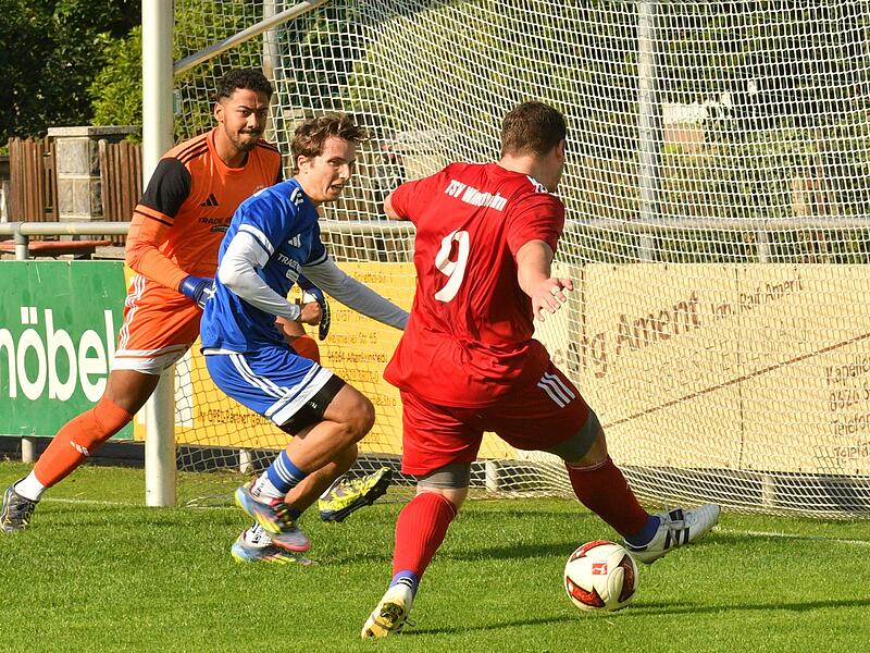 Frei im R&uuml;ckraum kommt der Windheimer Jonas Zwosta zum Torerfolg und l&auml;sst den Lettenreuthern Lukas H&ouml;fner und Torwart Maik Muhozi keine Chance, einzugreifen.