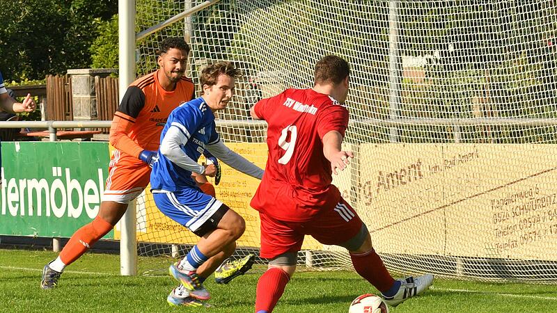Frei im Rückraum kommt der Windheimer Jonas Zwosta zum Torerfolg und lässt den Lettenreuthern Lukas Höfner und Torwart Maik Muhozi keine Chance, einzugreifen. Frei im Rückraum kommt der Windheimer Jonas Zwosta zum Torerfolg und lässt den Lettenreuthern Lukas Höfner und Torwart Maik Muhozi keine Chance, einzugreifen.