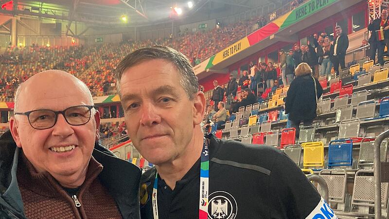 Tageblatt-Mitarbeiter und Handball-Fan Ralph Bilek (links) mit dem deutschen Bundestrainer Alfred Gislason Tageblatt-Mitarbeiter und Handball-Fan Ralph Bilek (links) mit dem deutschen Bundestrainer Alfred Gislason