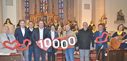Große Freude bei „1000 Herzen für Kronach“ und dem Chor „Con brio“: mit im Bild die Spender von der „Koinor-Horst-Müller-Stiftung“, Michael Schulz und Karl-Heinz Zubrod (Dritter und Vierter von rechts), Chorleiterin Michaela Taube (rechts) und Gerhard Burkert-Mazur (Zweiter von rechts) sowie (von links) Heinz Hausmann, Fabian Burkert-Mazur, Michael Zwingmann (Zweiter Bürgermeister, Marc Zapf, Bürgermeisterin Angela Hofmann