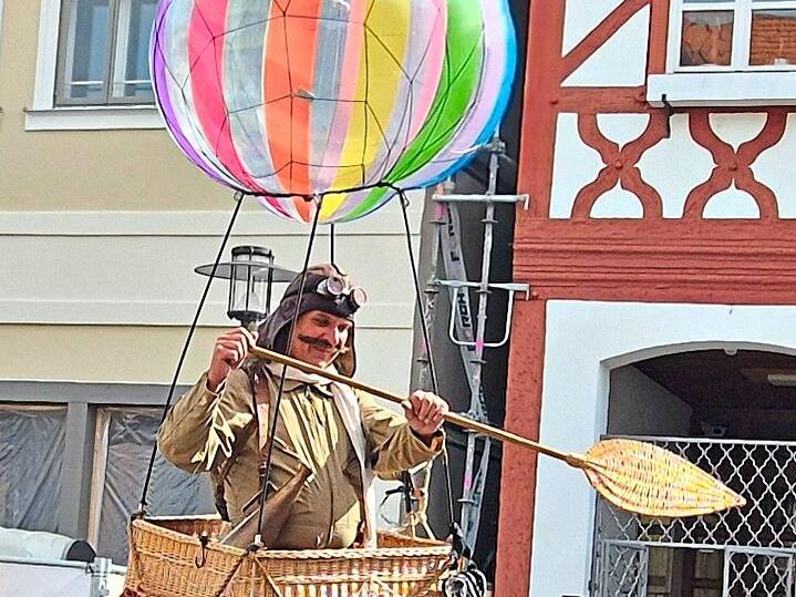 Beim Einzug war auch wieder &bdquo;Allfons der Ballonfahrer&ldquo; mit dabei.