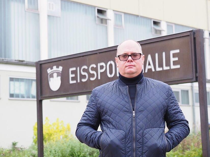Unser Archivbild zeigt Alexander Kondrashov vor der Bad Kissinger Eissporthalle.