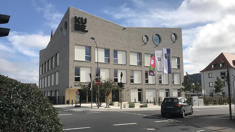 Der neue Hingucker in Schlüchtern: Das Kultur- und Begegnungszentrum (KuBe) in der Innenstadt. Der neue Hingucker in Schlüchtern: Das Kultur- und Begegnungszentrum (KuBe) in der Innenstadt.