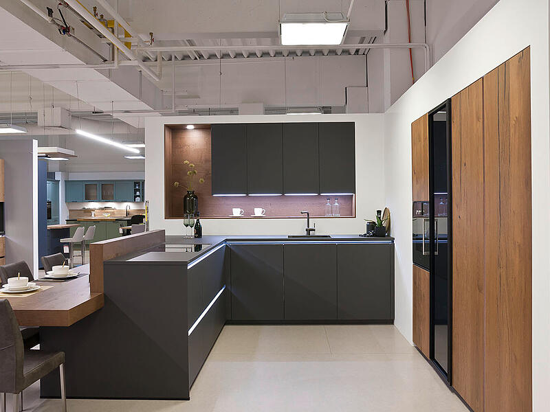 STARKK&uuml;chen Musterk&uuml;chen mit Smeg-Regal 2412