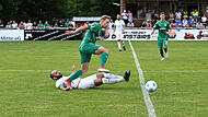 Philipp Müller (grünes Trikot) hat bei der SpVgg Greuther Fürth einen Profivertrag erhalten. Der Bamberger absolviert bereits die Vorbereitung beim Zweitligisten. Hier ist er im Zweikampf mit Anton Makarenko vom TSV Neudrossenfeld.