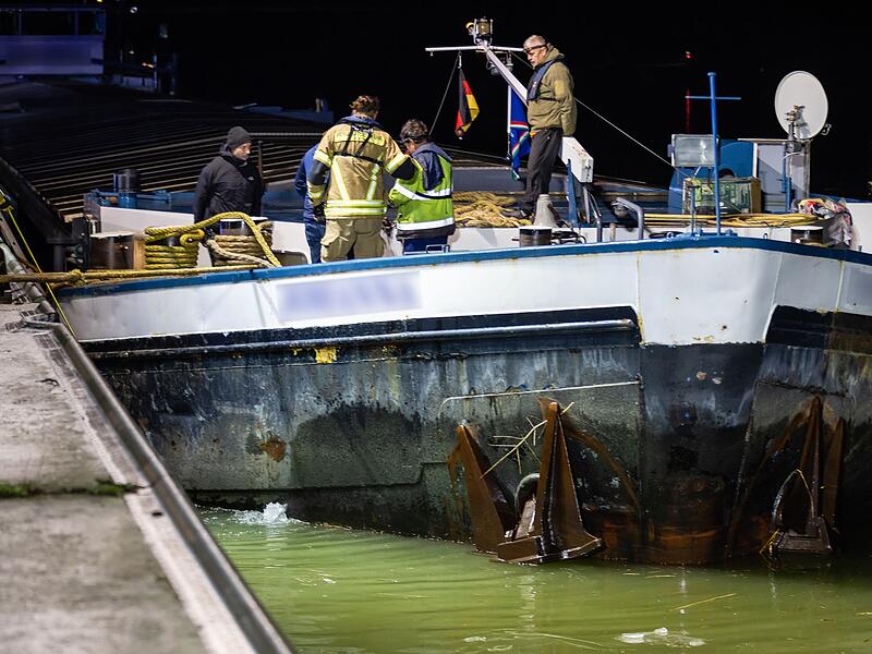 Havariertes Schiff im F&uuml;rther Hafen