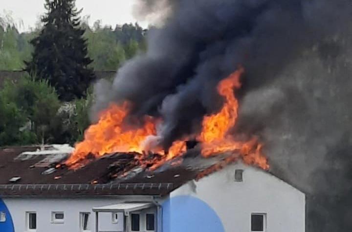 Der Dachstuhl eines Mehrfamilienhauses im Lauergraben in Coburg steht in Flammen.