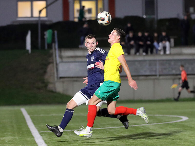 Der Bamberger Fabian Trunk (gelbes Trikot) behauptet den Ball im Duell mit Timo Salaske.