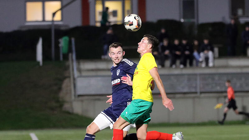 Der Bamberger Fabian Trunk (gelbes Trikot) behauptet den Ball im Duell mit Timo Salaske.