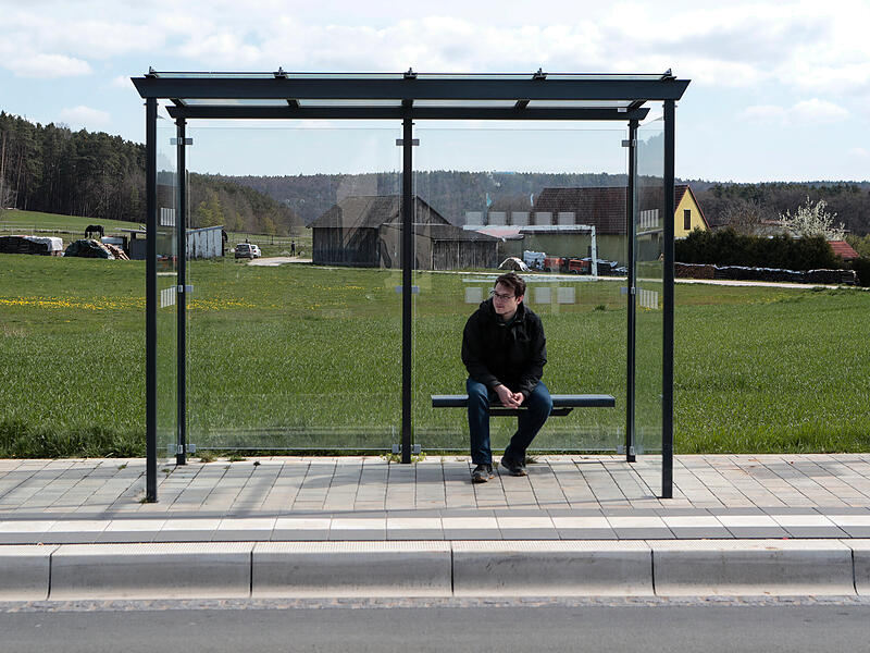 Mobilität auf dem Land: Manchmal sind Bushaltestellen idyllisch gelegen - wie hier auf dem Beispiel-Foto. Doch in einigen Gemeinden kommt nur selten ein Bus vorbei. Mobilität auf dem Land: In einigen Gemeinden kommt nur selten ein Bus vorbei.