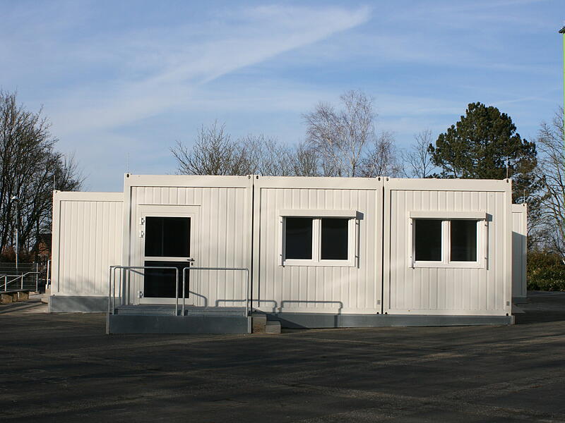 In Containern wie diesen ist derzeit die Offene Ganztagesbetreuung in Weisendorf untergebracht. Die Kosten ihrer Stromheizung sind drastisch gestiegen.