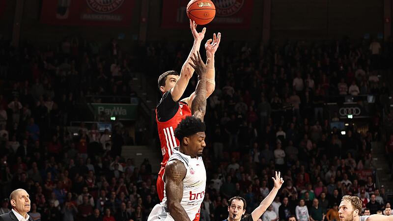 Der M&uuml;nchner Vladimir Lucic steigt zum spielentscheidenden Dreier hoch. Patrick Miller (vorne) kann den Wurf des Bayern-Kapit&auml;ns nicht mehr verhindern.