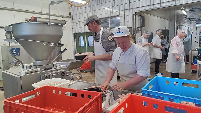 Christian Luther und Azubi Lara Scheler bei der Produktion an der großen Maschine.