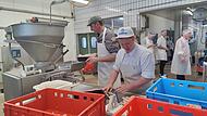 Christian Luther und Azubi Lara Scheler bei der Produktion an der großen Maschine.