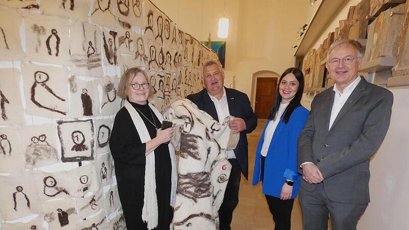 Unser Bild zeigt (von links) Künstlerin Ulrike Streck-Plath, Bürgermeister Gerhard Schneider, die Organisatorin der Ausstellung, Vanessa Uome, und Professor Dr. Eckhard Frick.