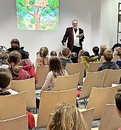 Stephan Bach begeistert die Kinder im Biz.