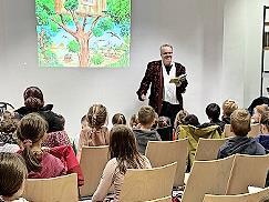 Stephan Bach begeistert die Kinder im Biz.