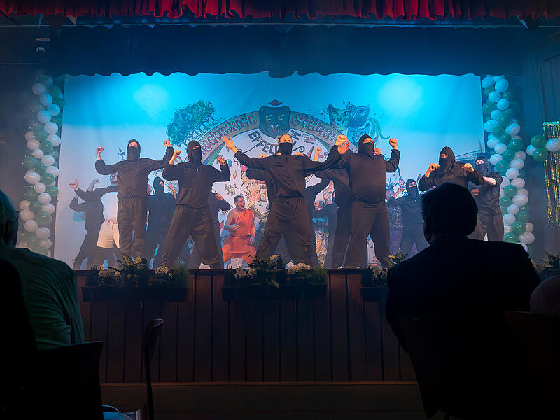 Das M&auml;nnerballett trat als &bdquo;Ninja&ldquo; auf &ndash; mit Action, Showeffekt und viel Applaus aus dem Saal.