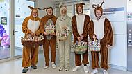Zauberten allen, die sie auf den G&auml;ngen und in den R&auml;umen der Kinderklinik trafen, ein L&auml;cheln ins Gesicht: die f&uuml;nf Osterhasen der SPIE Efficient Facilities. V.l.: Holger Kutz, Patrick Zapf, Kaltrina Shala, Daniel Ehemann und Andr&eacute; Fuchsluger.