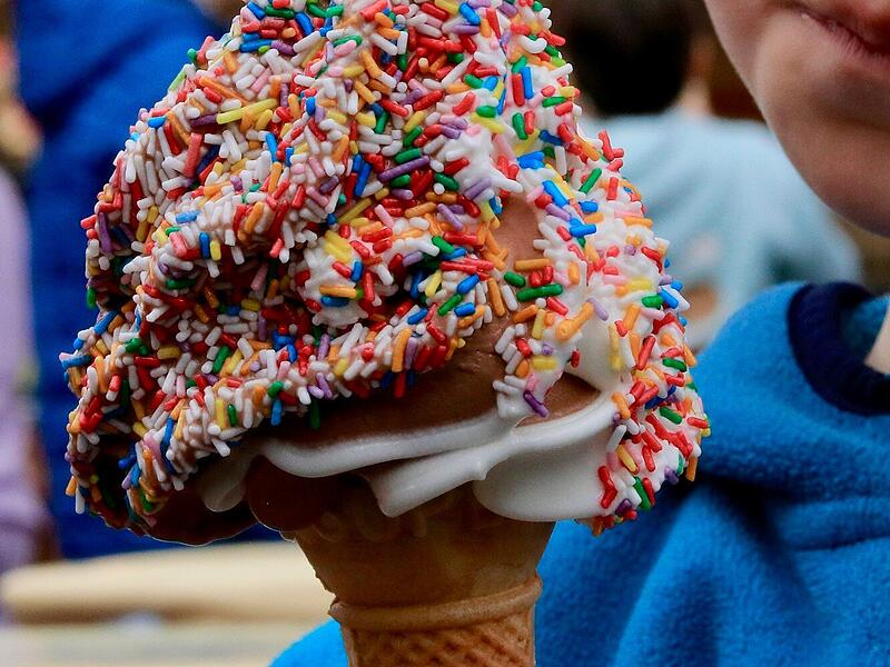 Neben rasanten Karussells sorgen Spielst&auml;nde, s&uuml;&szlig;e Leckereien und herzhafte Spezialit&auml;ten f&uuml;r echte Volksfeststimmung.