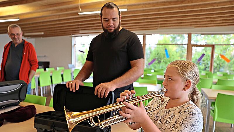 Amelie Häfner (8) probierte ihre Trompete gleich aus. Sonny Adam Amelie Häfner (8) probierte ihre Trompete gleich aus. Sonny Adam