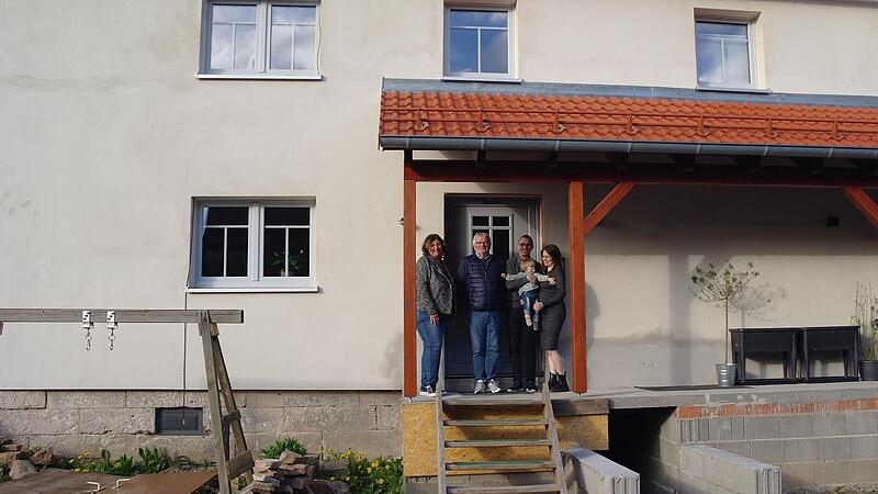Emily und Manuel 2023 mit  B&uuml;rgermeisterin Katja Habersack (links) und Allianzmanager Uwe Schmidt und nat&uuml;rlich Hermine auf ihrer Veranda.