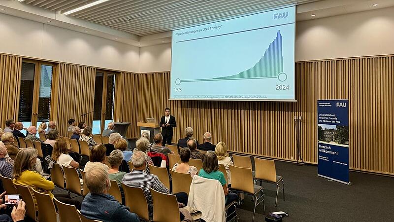Professor Ricardo Grieshaber-Bouyer erläutert im Rathaus in Herzogenaurach die aktuellen Studienergebnisse zur „Cell-Therapy“.
