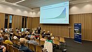 Professor Ricardo Grieshaber-Bouyer erl&auml;utert im Rathaus in Herzogenaurach die aktuellen Studienergebnisse zur &bdquo;Cell-Therapy&ldquo;.