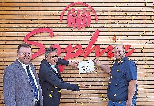 Die Stiftung Deutsche Fernsehlotterie unterstützt das Quartiersmanagement in Untersiemau nach der ersten dreijährigen Förderung für weitere zwei Jahre. Darüber freuen sich (von links) ASB-Geschäftsführer Thomas Schwesinger, Bürgermeister Rolf Rose...