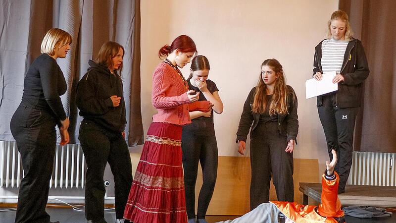 Zurzeit finden letzte Proben für das erste reine Jugendstück der Naturbühne Trebgast im Trebgaster Pfarrhaus statt. Es wird aber Anfang Mai nur auf der Bühne des Brandenburger Kulturstadl in Bayreuth zu sehen sein. Zurzeit finden letzte Proben für das erste reine Jugendstück der Naturbühne Trebgast im Trebgaster Pfarrhaus statt. Es wird aber Anfang Mai nur auf der Bühne des Brandenburger Kulturstadl in Bayreuth zu sehen sein.