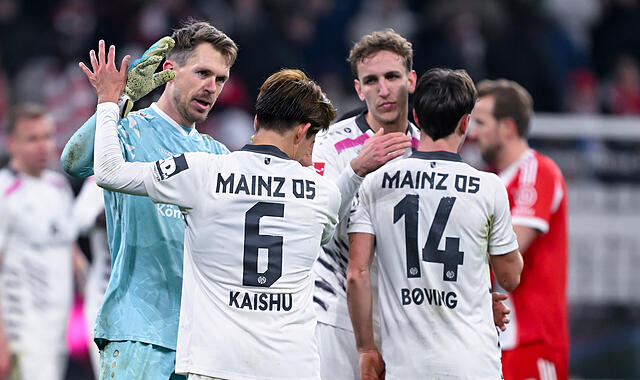 Der Erlanger Torwart Daniel Batz feiert mit seinen Mainzer Teamkollegen den &uuml;berraschenden Punktgewinn gegen den FC Bayern.