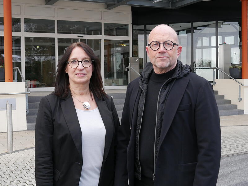 Katharina Benkert (Direktorin Parkwohnstift) und Hubertus Seidler (Gesch&auml;ftsf&uuml;hrer des neuen Betreibers SWB Wohnstift)