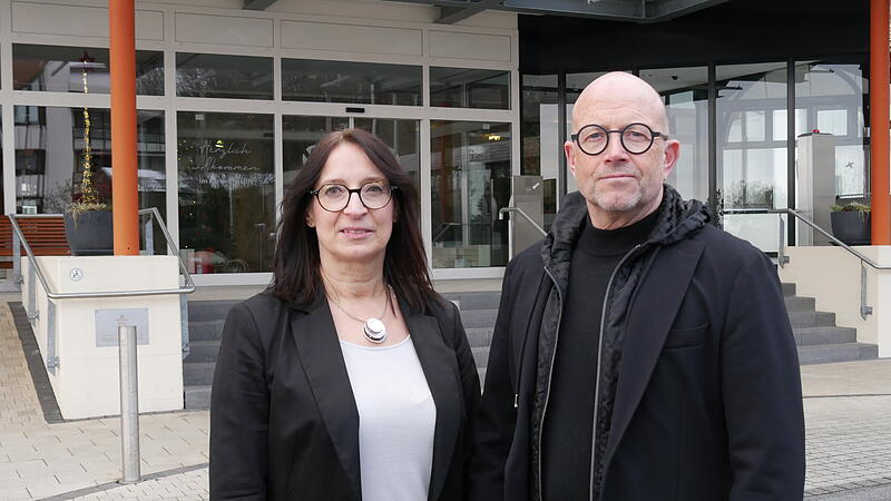 Katharina Benkert (Direktorin Parkwohnstift) und Hubertus Seidler (Gesch&auml;ftsf&uuml;hrer des neuen Betreibers SWB Wohnstift)