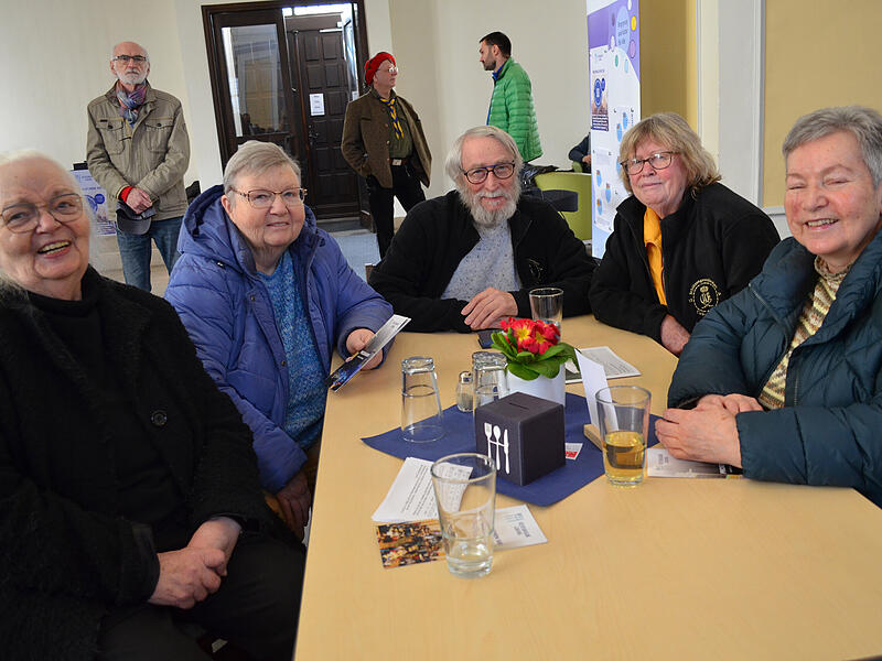 Begegnen und kennenlernen bei der Vesperkirche in Coburg (von links): Helga Schadeberg, Carola H&uuml;fner, Herbert und Renate Heerdegen und Ingeborg Wank.