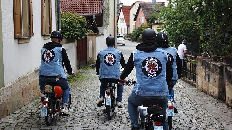 Unterwegs in Hallstadt: Die Jungs vom Mofa-Club &bdquo;Zweitakt B&ouml;ckla&ldquo; sind immer ein Hingucker.