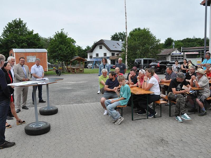 Johannes Krüger vom Amt für Ländliche Entwicklung, Bürgermeisterin Marion Fleischmann-Hilton, Landtagsabgeordneter Steffen Vogel , stellvertretender Landrat Alexander Bergmann und Ingenieur Kai Niedergesäß (von links) stellten den interessierten B... Johannes Krüger vom Amt für Ländliche Entwicklung, Bürgermeisterin Marion Fleischmann-Hilton, Landtagsabgeordneter Steffen Vogel , stellvertretender Landrat Alexander Bergmann und Ingenieur Kai Niedergesäß (von links) stellten den interessierten B...