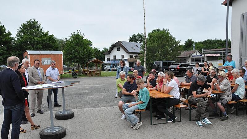 Johannes Kr&uuml;ger vom Amt f&uuml;r L&auml;ndliche Entwicklung, B&uuml;rgermeisterin Marion Fleischmann-Hilton, Landtagsabgeordneter Steffen Vogel , stellvertretender Landrat Alexander Bergmann und Ingenieur Kai Niederges&auml;&szlig; (von links) stellten den interessierten B...
