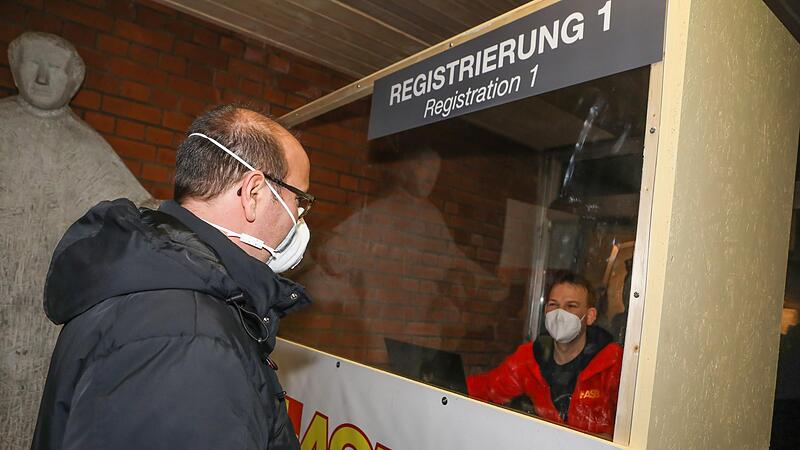 Viele Landkreis-B&uuml;rger    informieren sich pers&ouml;nlich beim Forchheimer    Impfzentrum, doch die meisten  Anmeldungen laufen &uuml;ber den Computer.Forchheim & Fr&auml;nkische Schweiz