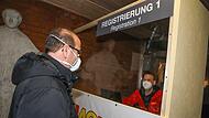 Viele Landkreis-Bürger    informieren sich persönlich beim Forchheimer    Impfzentrum, doch die meisten  Anmeldungen laufen über den Computer.Forchheim & Fränkische Schweiz