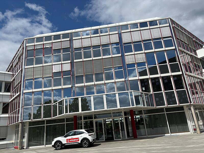 Die Unternehmenszentrale der Unternehmensgruppe in Heroldsberg. Dazu geh&ouml;rt die Schreibwarenmarke Stabilo und der Kosmetikhersteller Schwan Cosmetics.