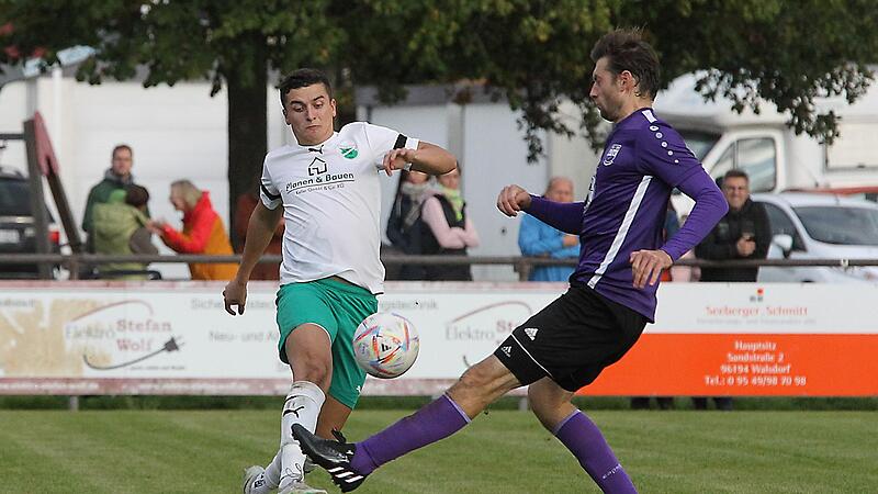 Zum dritten Mal in Folge ging der SV D&ouml;rfleins um Andreas Helmschrott (l.) in der Kreisliga nicht als Sieger vom Platz, durfte beim 1:1-Remis gegen den ASV Sassanfahrt und  Michael Diegel (r.) aber zumindest einen Punkt behalten.