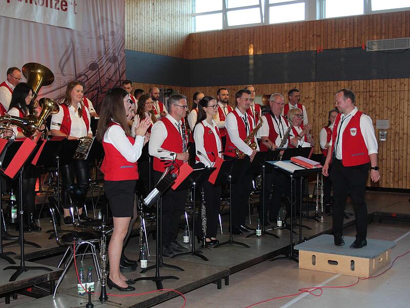 Die &bdquo;Bergeskl&auml;nge&ldquo; Witzmannsberg begeisterten beim Doppelkonzert in Meeder unter Leitung von Sebastian Funk mit einem facettenreichen Programm, hoher musikalischer Qualit&auml;t und sichtbarer Spielfreude. Unter der Leitung von Sebastian Funk &uuml;berzeugt...