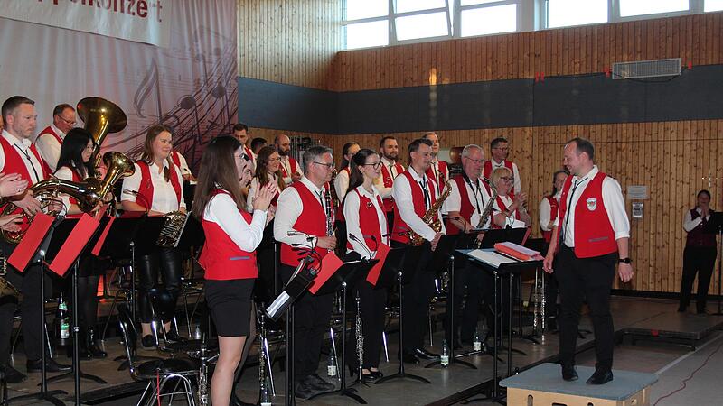 Die &bdquo;Bergeskl&auml;nge&ldquo; Witzmannsberg begeisterten beim Doppelkonzert in Meeder unter Leitung von Sebastian Funk mit einem facettenreichen Programm, hoher musikalischer Qualit&auml;t und sichtbarer Spielfreude. Unter der Leitung von Sebastian Funk &uuml;berzeugt...