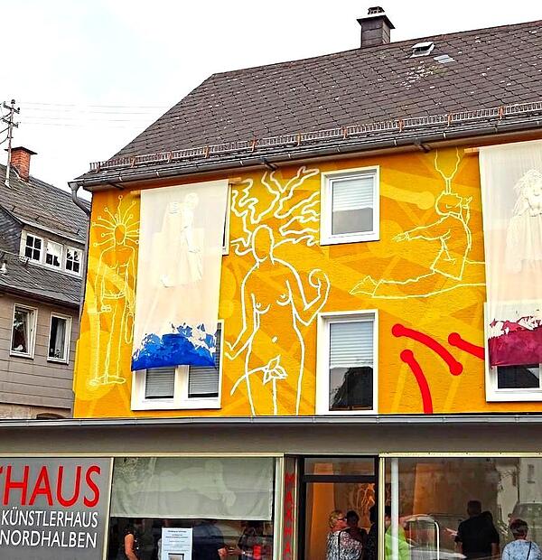 Das &bdquo;Maxhaus&ldquo;, k&uuml;nstlerisch geschm&uuml;ckt. Norbert Neugebauer