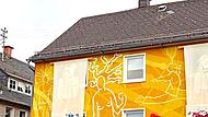 Das &bdquo;Maxhaus&ldquo;, k&uuml;nstlerisch geschm&uuml;ckt. Norbert Neugebauer
