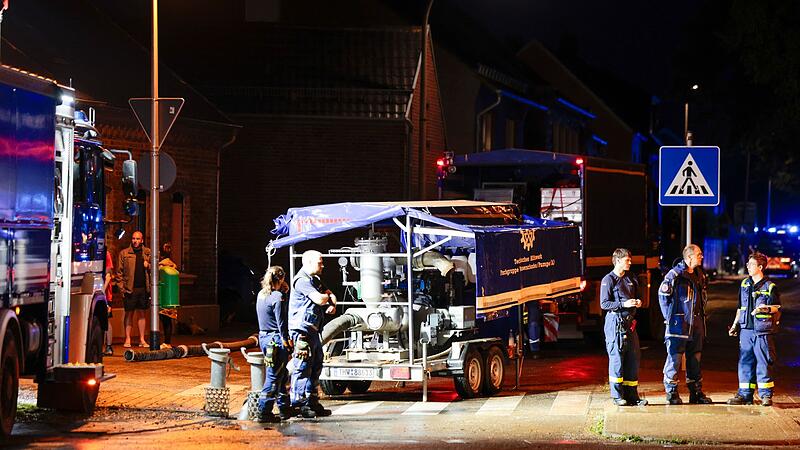 Stromausf&auml;lle sowie Keller und Stra&szlig;en unter Wasser in Erftstadt