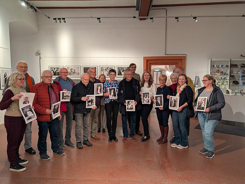 Ausstellungsbesucherinnen und -besucher, die jemanden auf den alten Fotos erkannt haben. Hinten Mitte: Frank Brinke.Forchheim & Fränkische Schweiz Ausstellungsbesucherinnen und -besucher, die jemanden auf den alten Fotos erkannt haben. Hinten Mitte: Frank Brinke.