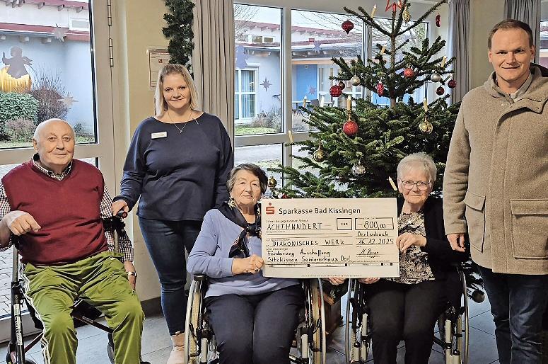Das Bild zeigt die Übergabe im Seniorenheim Kramerswiesen mit Bürgermeister Nico Rogge (rechts) und den Vertretern beziehungsweise Bewohnern des Seniorenheims. Das Bild zeigt die Übergabe im Seniorenheim Kramerswiesen mit Bürgermeister Nico Rogge (rechts) und den Vertretern beziehungsweise Bewohnern des Seniorenheims.