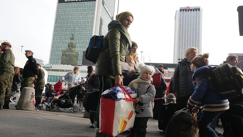 Ukrainische Fl&uuml;chtlinge warten am Hauptbahnhof in Warschau. Mehr als 3,8 Millionen Menschen sind seit Kriegsbeginn aus der Ukraine geflohen.