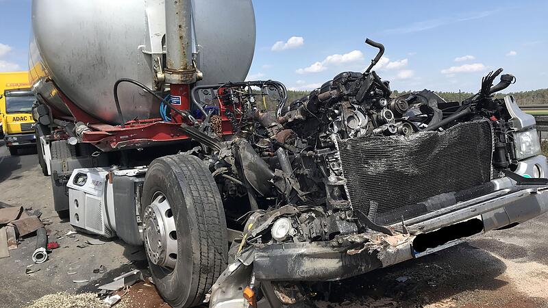 Das Fahrerhaus eines Sattelzugs mit Siloauflieger wurde durch die Wucht des Aufpralls abgerissen.